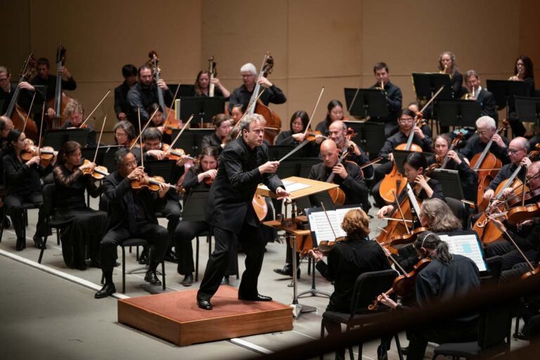 kso music director julian kuerti conducts the orchestra