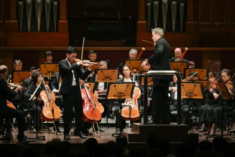 julian kuerti conducts the singapore symphony